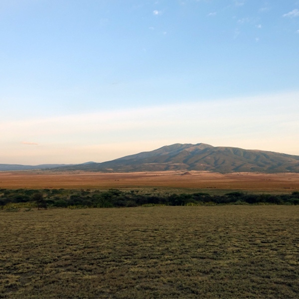 Olduvai-Camp-View-auf-die-weite-Ebene-am-Morgen_web2.jpg