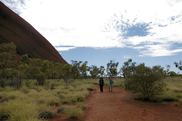 Australien Uluru Ayers Rock zu Fuss Tagestour Inselberg Kultur Felsmalereien Sonnenaufgang