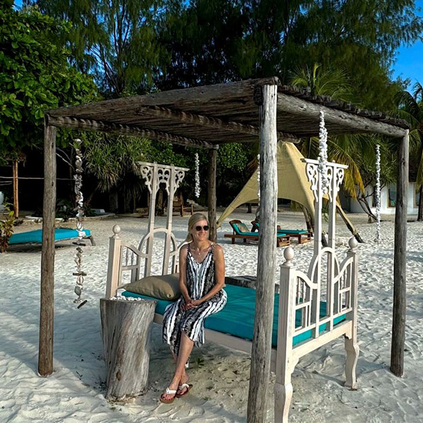 Yvonne-auf-Sonnenbett-Zanzibar_web2.jpg