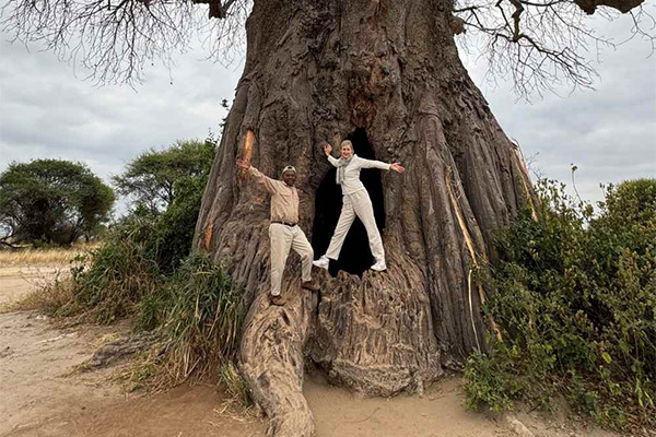 Baobab-Jägerbaum-mit-Mgagala-und-Yvonne_web2.jpg